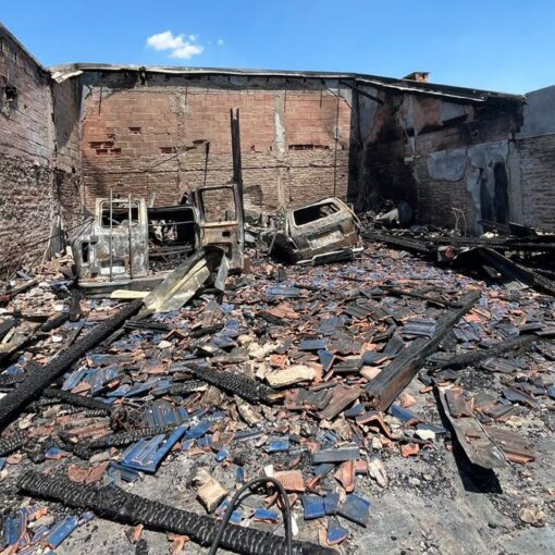 El incendio arrasó con el taller mecánico y con dos vehículos ubicados detrás de la vivienda.