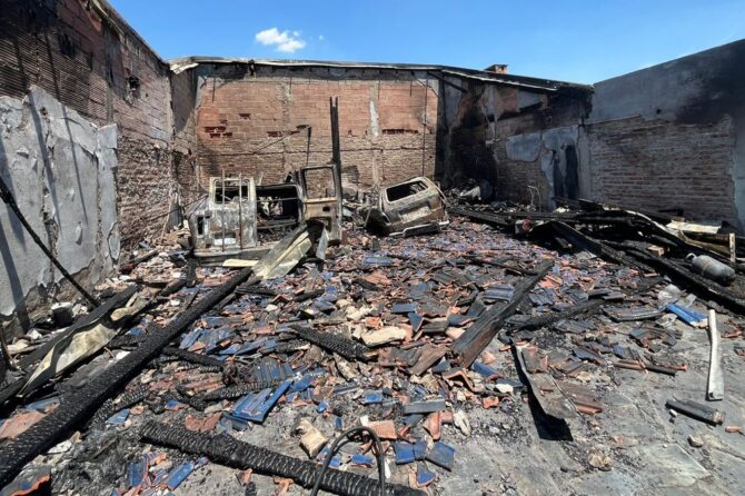 El incendio arrasó con el taller mecánico y con dos vehículos ubicados detrás de la vivienda.
