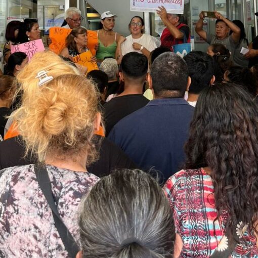 Con carteles y reclamos, vecinos autoconvocados protestaron frente a Edesur por los cortes de luz y agua que afectaron a distintos barrios del distrito durante la ola de calor.