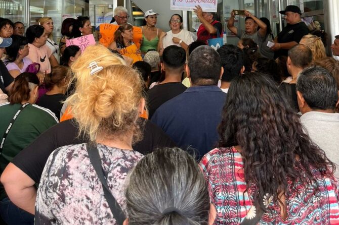 Con carteles y reclamos, vecinos autoconvocados protestaron  frente a Edesur por los cortes de luz y agua que afectaron a distintos barrios del distrito durante la ola de calor.