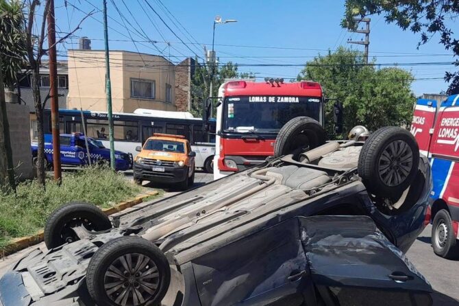Bomberos Voluntarios de Lomas de Zamora realizaron tareas preventivas tras el vuelco, con control de riesgos y asistencia en el lugar para normalizar la situación en el cruce.