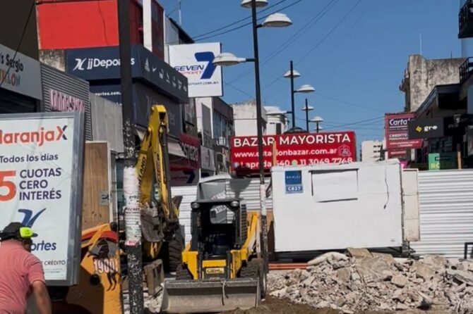 Avanzan los trabajos sobre la peatonal Laprida en Lomas de Zamora, con sectores intervenidos y señalización provisoria que permite la circulación peatonal mientras continúan las tareas.