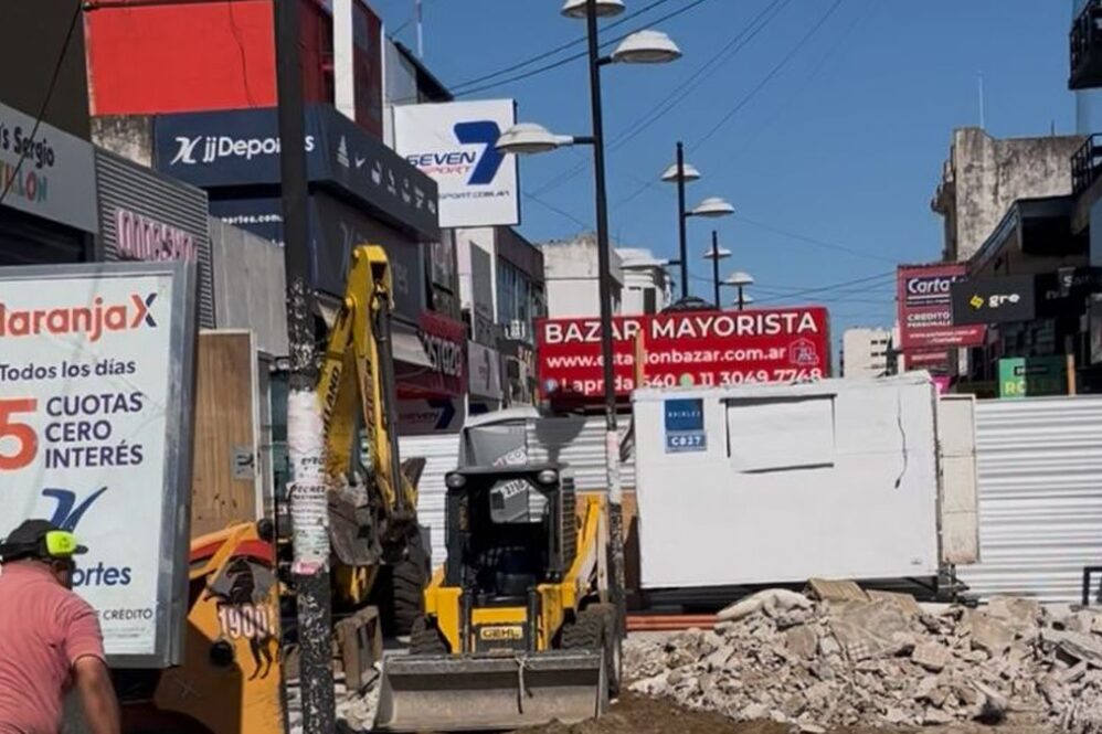 Avanzan los trabajos sobre la peatonal Laprida en Lomas de Zamora, con sectores intervenidos y señalización provisoria que permite la circulación peatonal mientras continúan las tareas.