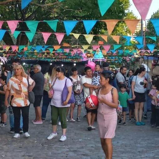 Emprendedores locales volverán a reunirse en la Plaza Libertad, en Lomas, en el ultimo fin de semana del mes.