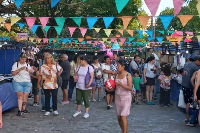 Emprendedores locales volverán a reunirse en la Plaza Libertad, en Lomas, en el ultimo fin de semana del mes.
