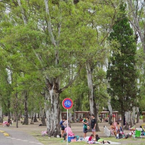 Antiguo camión de Villa Albertina, una postal histórica del barrio en el marco de su 116° aniversario.