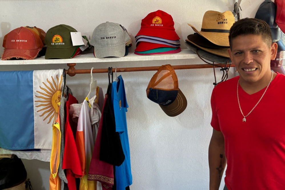 Víctor, el peón de San Vicente, en su peluquería de Ezeiza junto a su novia.