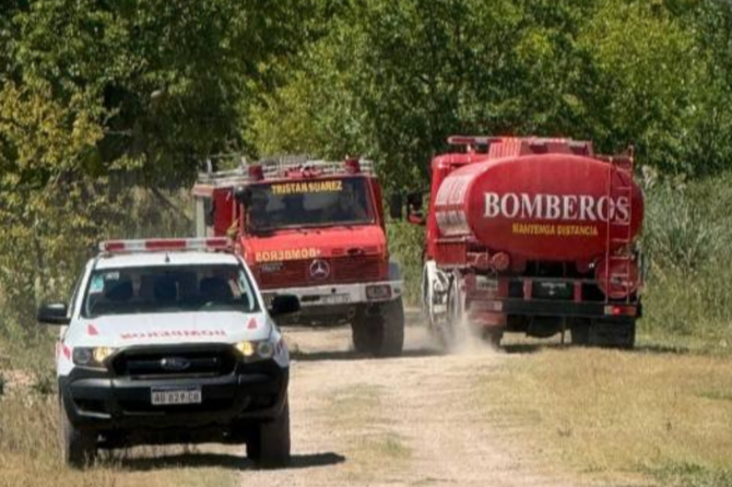 El incendio se desató en un descampado de la localidad de Spegazzini en Ezeiza.