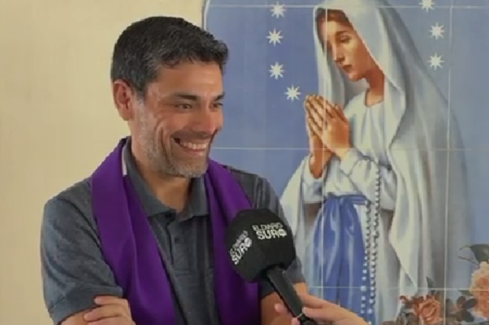 El padre Diego con los monaguillos de la Capilla Villa Inmaculada de Monte Grande.