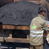 El trabajo de bacheo en la localidad de Monte Grande.