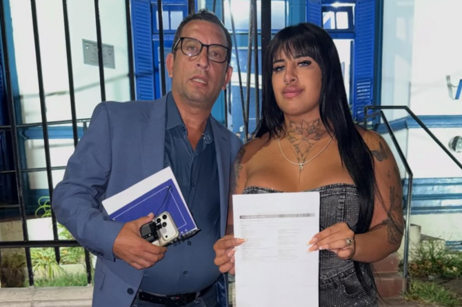 La Coqueta junto a su abogado Martín Lerio luego de haber hecho la denuncia por el hecho.