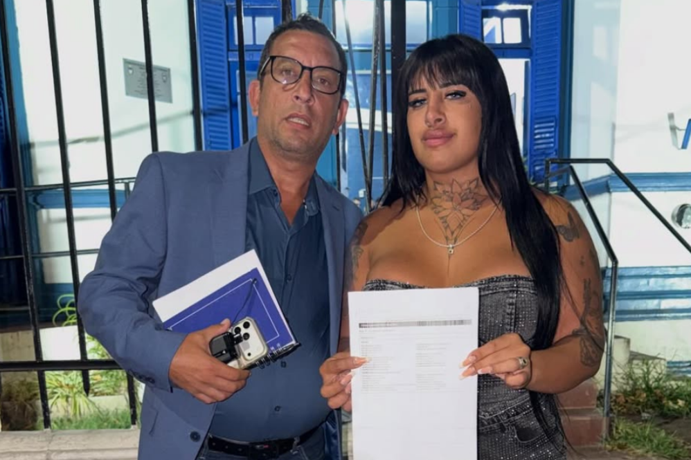 La Coqueta junto a su abogado Martín Lerio luego de haber hecho la denuncia por el hecho.