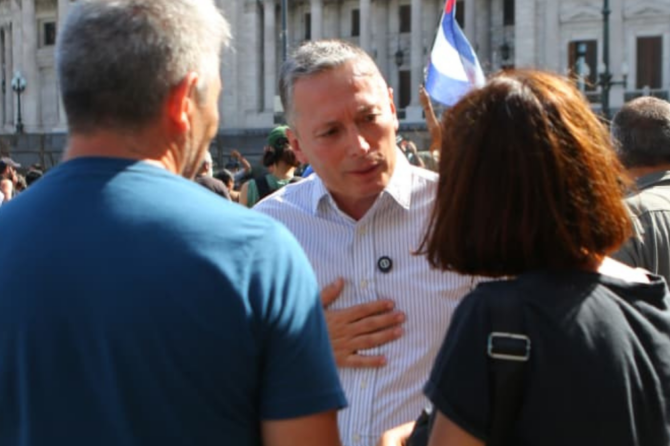 El intendente Fernando Gray en la marcha en rechazo por la reforma laboral.