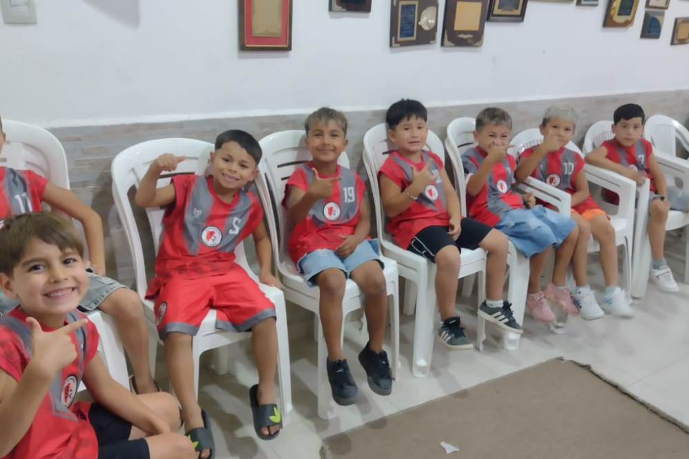 Los peque&ntilde;os futbolistas de Esteban Echeverr&iacute;a durante la inscripci&oacute;n.&nbsp;