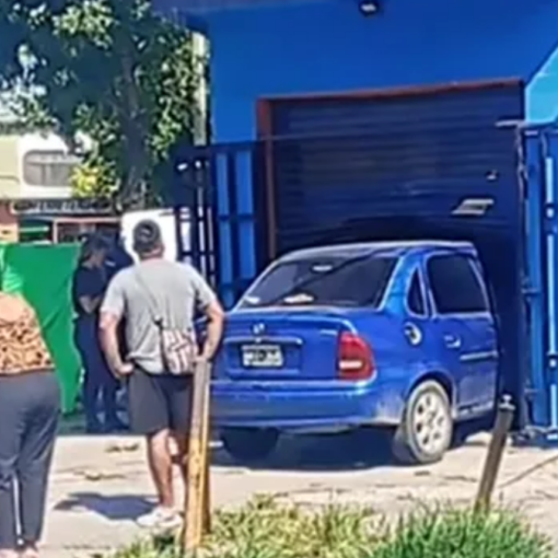 El auto habría perdido el control e ingresó a una carnicería de Lomas.
