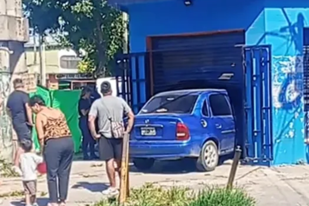 El auto habría perdido el control e ingresó a una carnicería de Lomas.