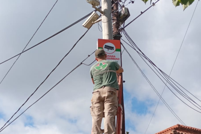 Los trabajadores del Municipio de Esteban Echeverría colocan las cámaras de seguridad.