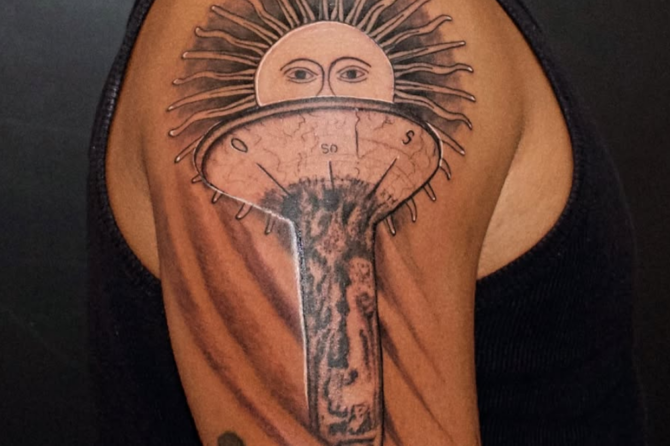 El tatuaje del tanque que se hizo el joven para resaltar sus orígenes en Monte Grande.