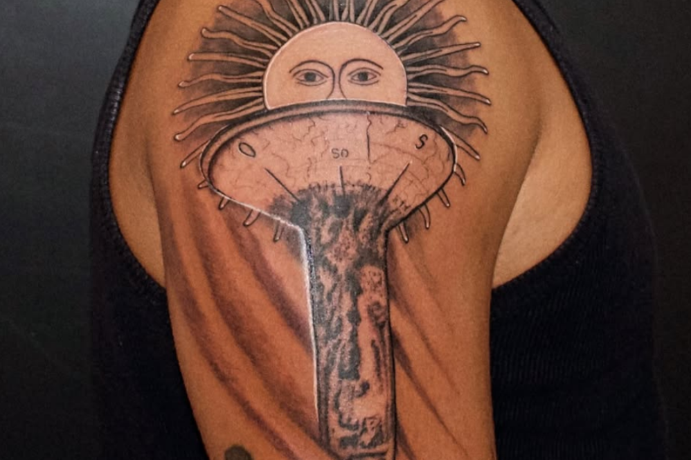 El tatuaje del tanque que se hizo el joven para resaltar sus orígenes en Monte Grande.