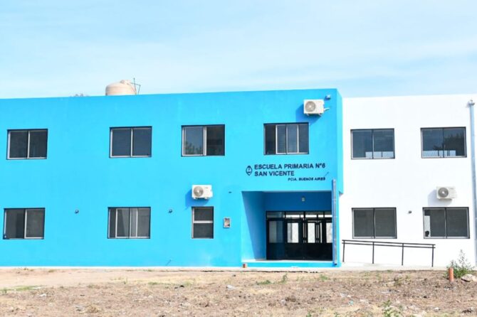 El intendente de San Vicente Nicolás Mantegazza junto a la ministra de Educación bonaerense Flavia Terigi.