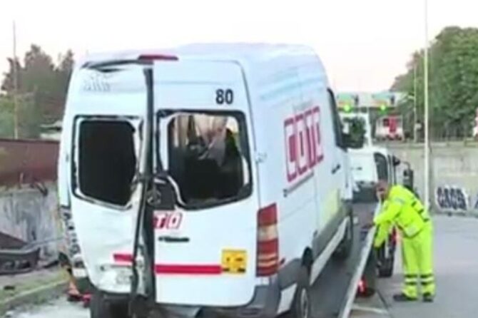 Unos de los veh&iacute;culos afectados tras el choque en la Autopista Ricchieri.