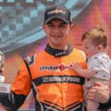 El piloto de San Vicente Gastón Iansa junto a su familia.