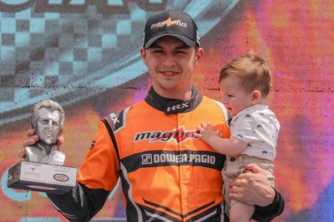 El piloto de San Vicente Gastón Iansa junto a su familia.