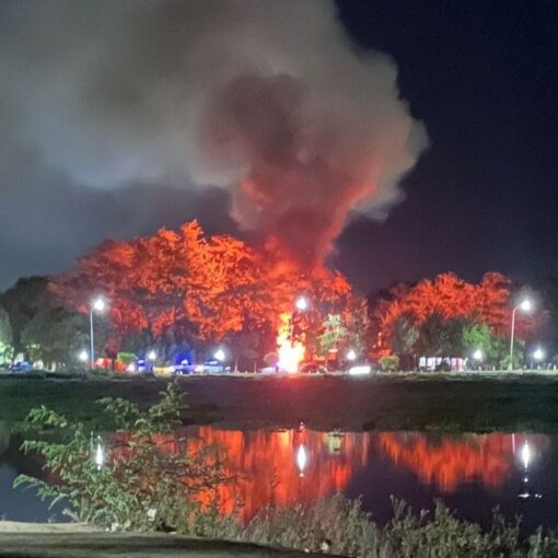 Vecinos registraron en videos el incendio frente a la laguna de San Vicente.