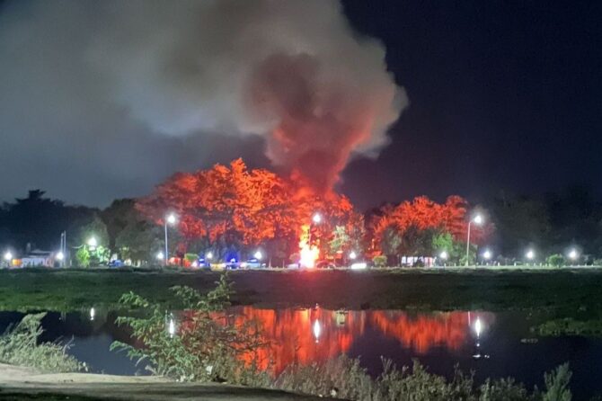 Vecinos registraron en videos el incendio frente a la laguna de San Vicente.