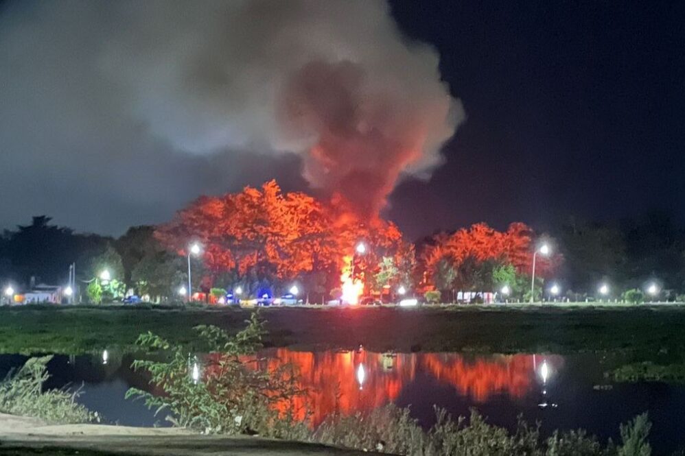 Vecinos registraron en videos el incendio frente a la laguna de San Vicente.