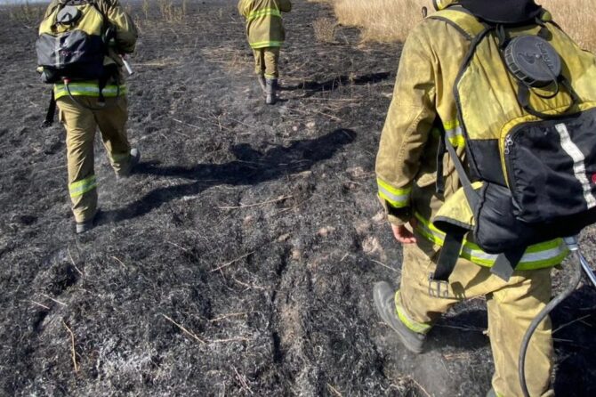 Los bomberos voluntarios de San Vicente trabajaron durante todo el fin de semana para combatir el fuego en diferentes puntos del distrito.