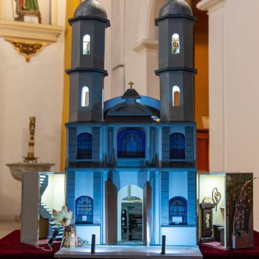 La maqueta se encuentra expuesta en el templo parroquial de San Vicente hasta los primeros días de marzo.