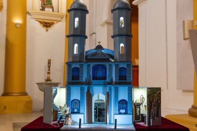 La maqueta se encuentra expuesta en el templo parroquial de San Vicente hasta los primeros días de marzo.