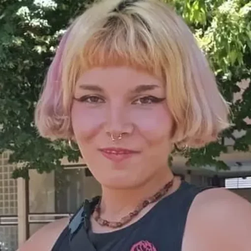 Mora tiene 20 años y desapareció el 18 de febrero en Rafael Calzada; su familia difundió su imagen para dar con su paradero.