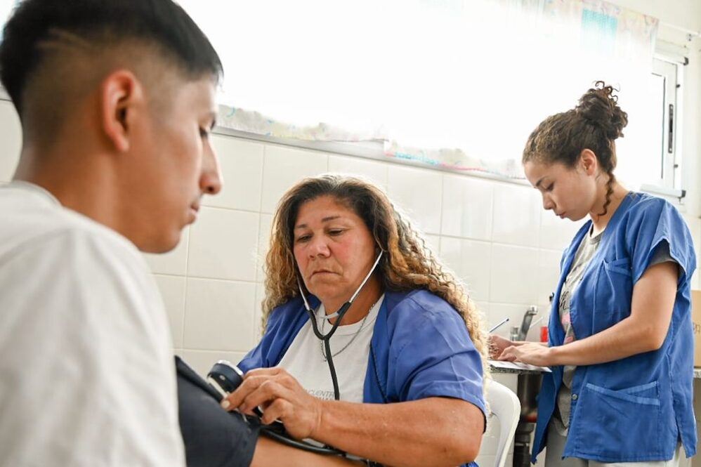 El intendente de San Vicente, Nicolás Mantegazza junto con Daniela Lassalle y Cristian Gómez.