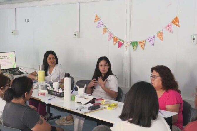Vecinos de Lomas de Zamora participan de un taller gratuito sobre alimentación saludable en un espacio comunitario del distrito.
