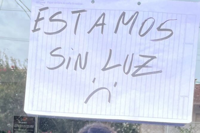 El semáforo fuera de funcionamiento por el corte de energía genera complicaciones en el tránsito desde el mediodía en Banfield.