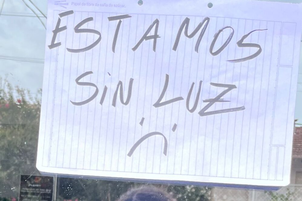 El semáforo fuera de funcionamiento por el corte de energía genera complicaciones en el tránsito desde el mediodía en Banfield.