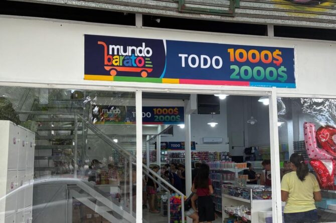Mundo Barato abrió en Vicente López 23, a una cuadra de la estación de Monte Grande, con productos de bazar, librería y hogar a $1000 y $2000.