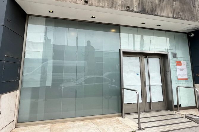 La sucursal del Banco Galicia sobre avenida Hipólito Yrigoyen 10557, en Temperley, cerró sus puertas y centralizó la atención en el centro de Lomas.