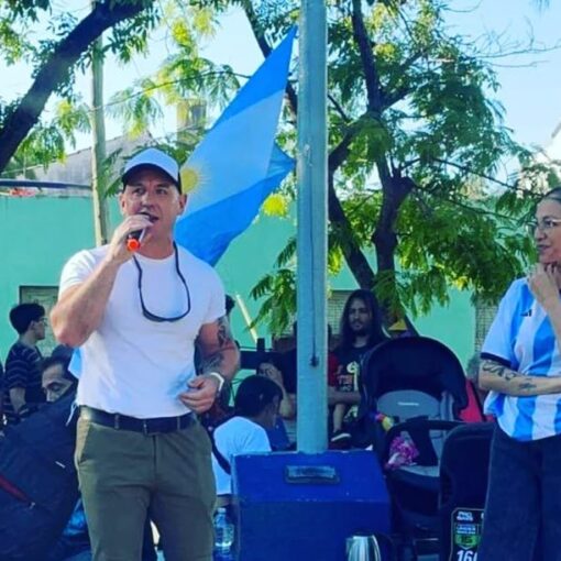 Peluqueros solidarios realizan cortes gratuitos en una jornada anterior en el barrio La Perla, en Temperley.