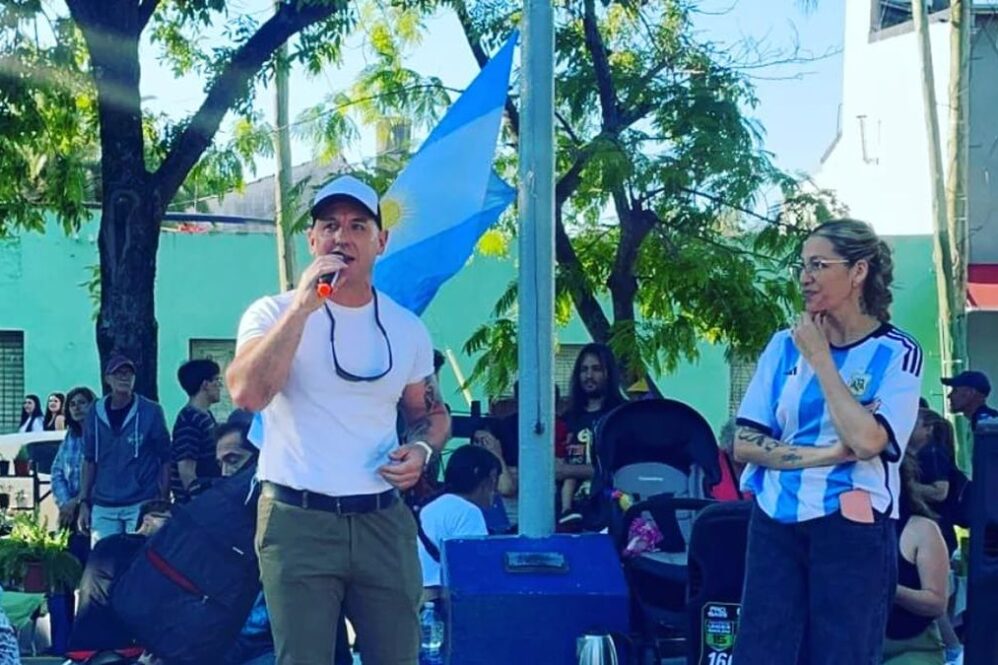 Peluqueros solidarios realizan cortes gratuitos en una jornada anterior en el barrio La Perla, en Temperley.