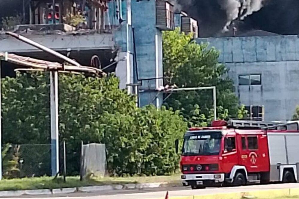 Cinco dotaciones de Bomberos trabajaron en el lugar para controlar el incendio declarado en una fábrica de la calle Pronzato, en Llavallol.