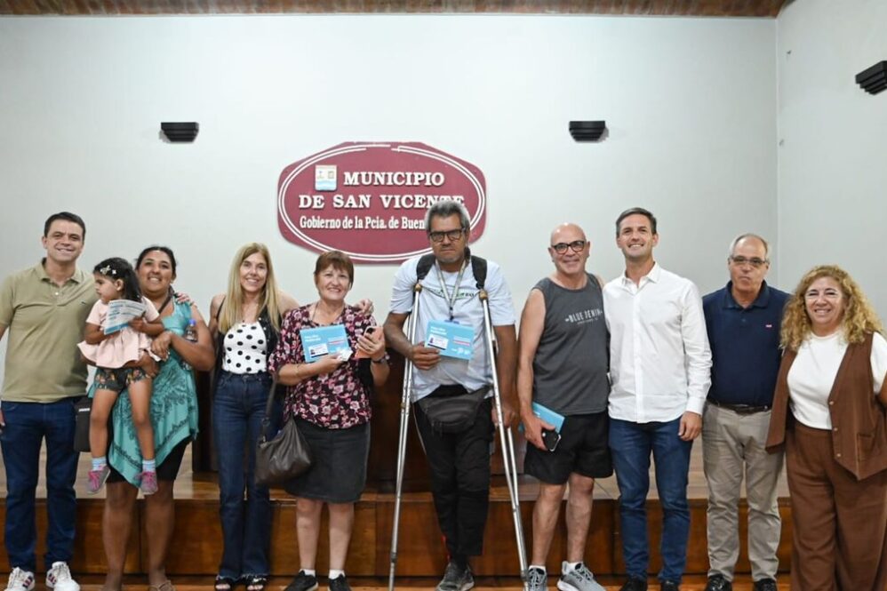 Personas con discapacidad de San Vicente recibieron Pases Libres para el transporte público.