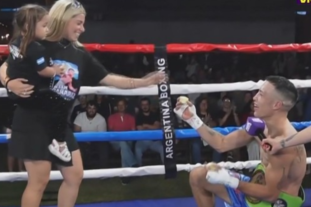 La protesta de Niang tras el triunfo de Lucas Argañaraz por KOT declarado por la árbitra.