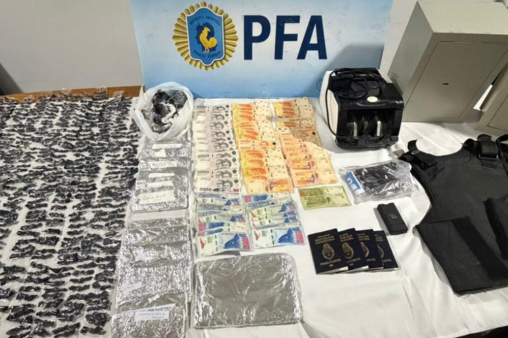 El pesaje de la droga que tenía en su poder la banda de Lomas.