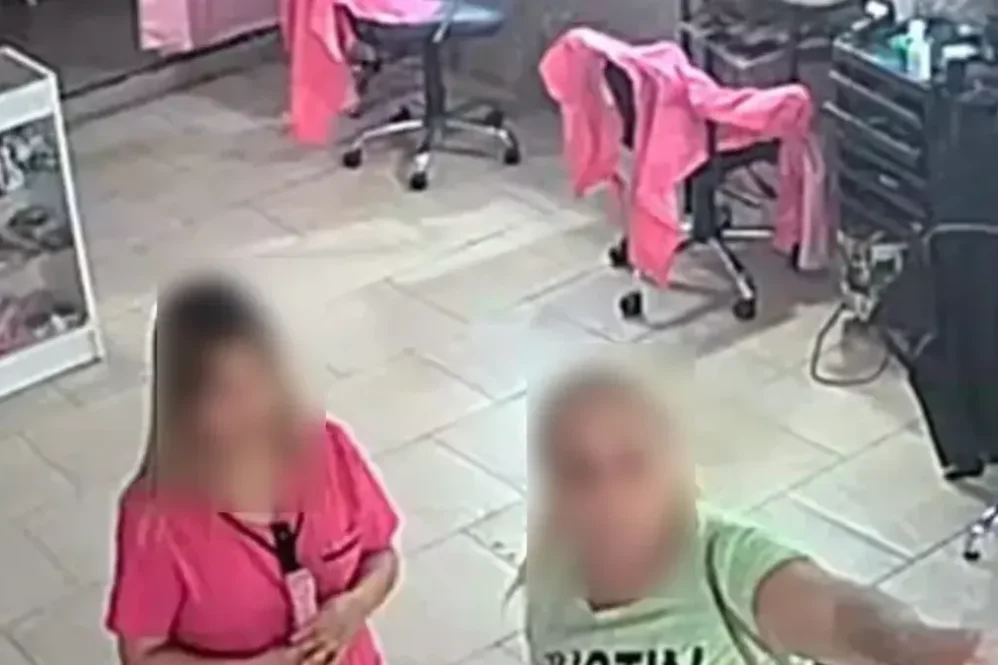 La peluquería de Ingeniero Budge donde trabajaba Merlín Díaz, la mujer de Lomas de Zamora que denunció haber sido estafada y luego falleció tras ingerir ácido muriático.