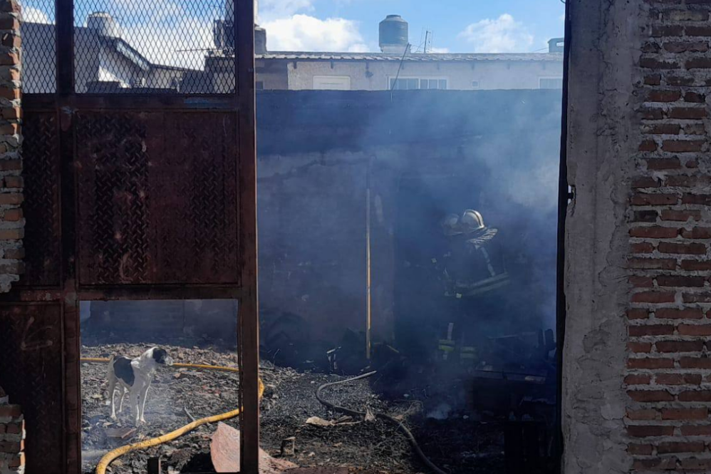 El incendio que afectó a una casa y a una verdulería en Temperley.