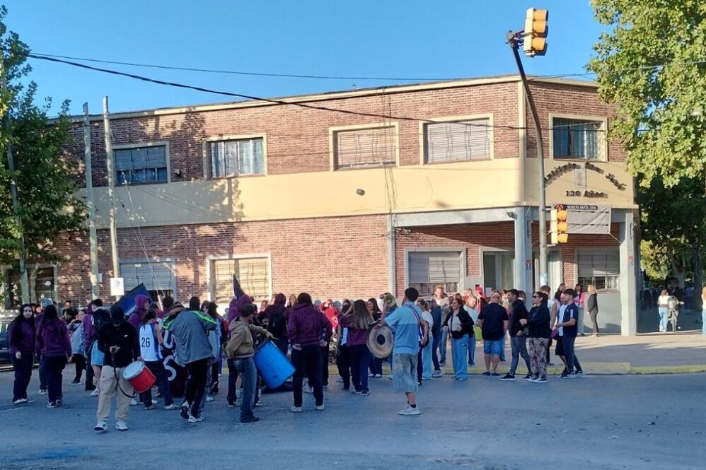 Alumnos del Instituto San José de San Vicente festejando su UPD.