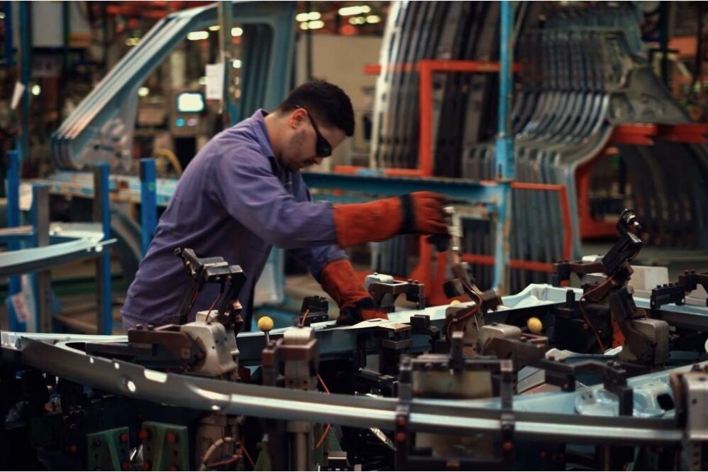 La industria cayó 3,2% interanual en enero.